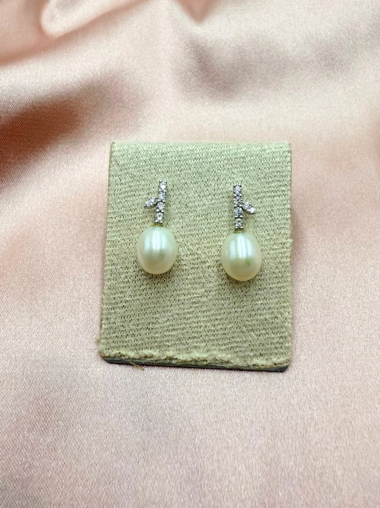 Aretes perla ovalada