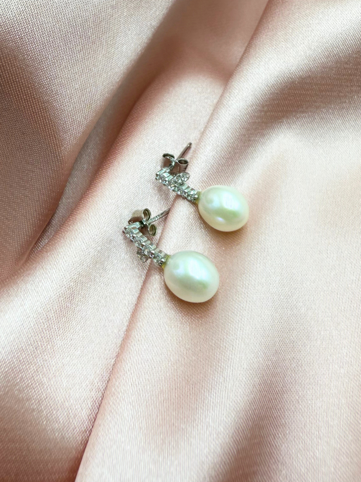 Aretes perla ovalada